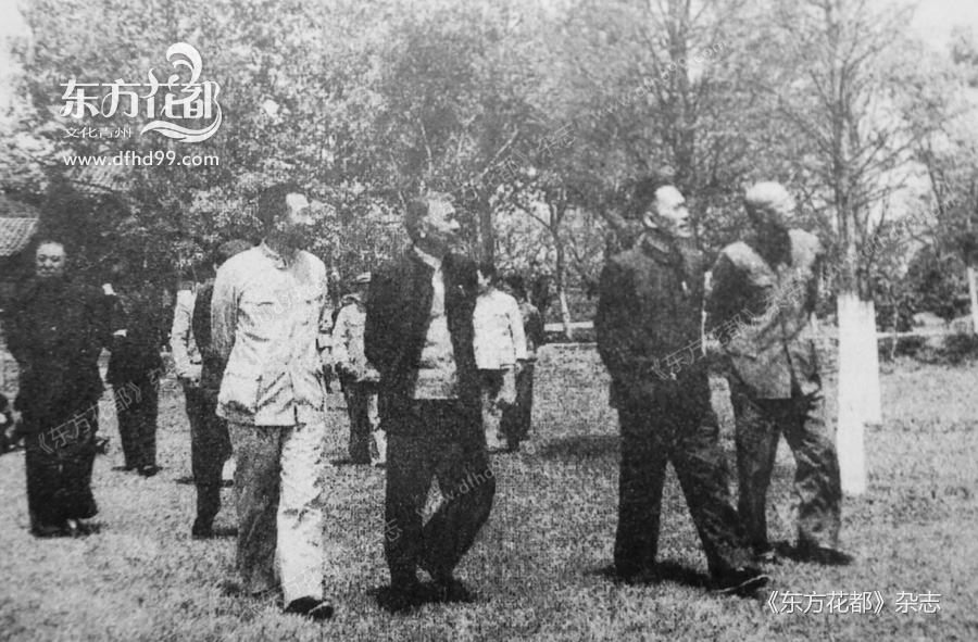 1965年春，陶铸（右三）与王任重（右四）、刘建勋（右二）、金明（右一）、吴之圃（左一）等在广州开会间隙散步（王正谦提供）.jpg