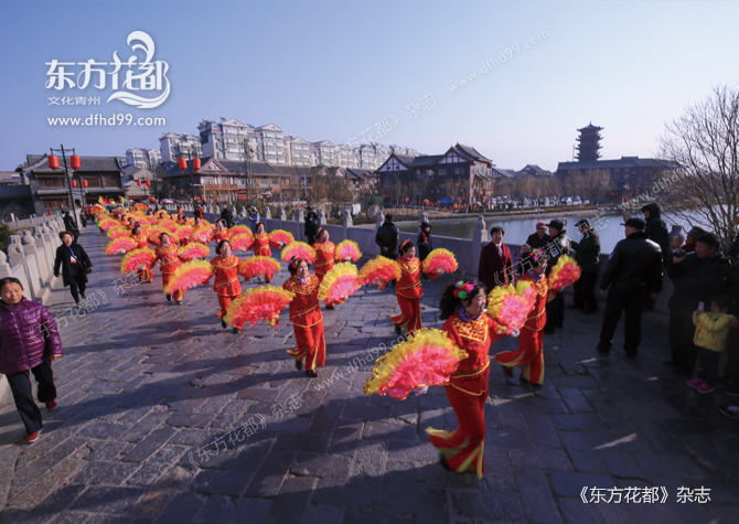 古城闹春（组照之一）.jpg