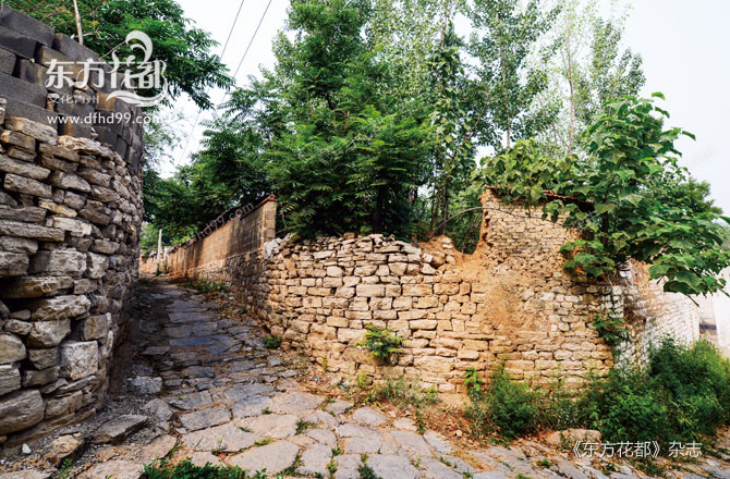 走在村里的石板路上，不由浮现出当年激烈的战斗场景.jpg