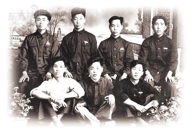 1953年7月与同学合影,前排右一为郭承夫同学